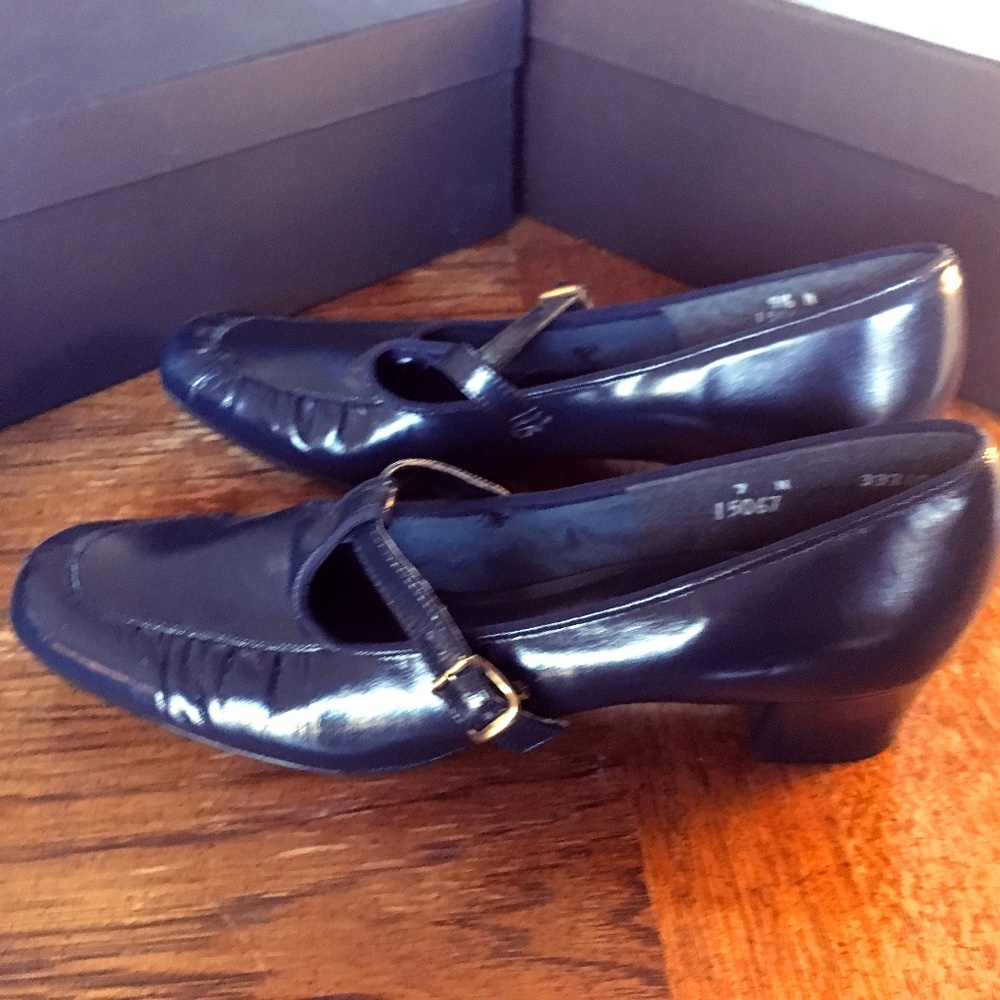 Vintage Dark Navy Patent Leather T-Strap (Mint!)